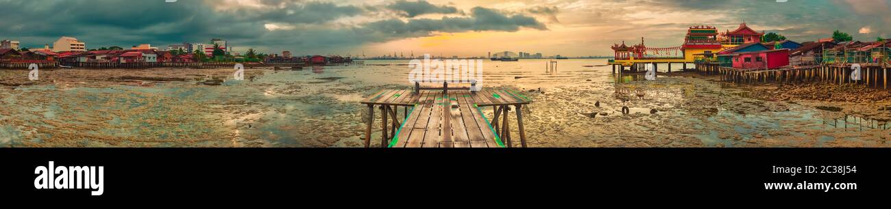 Belle vue sur la jetée et Hean Boo Yeoh Thean Kuan Yin Temple au lever du soleil. Penang, Malaisie. Panorama Banque D'Images