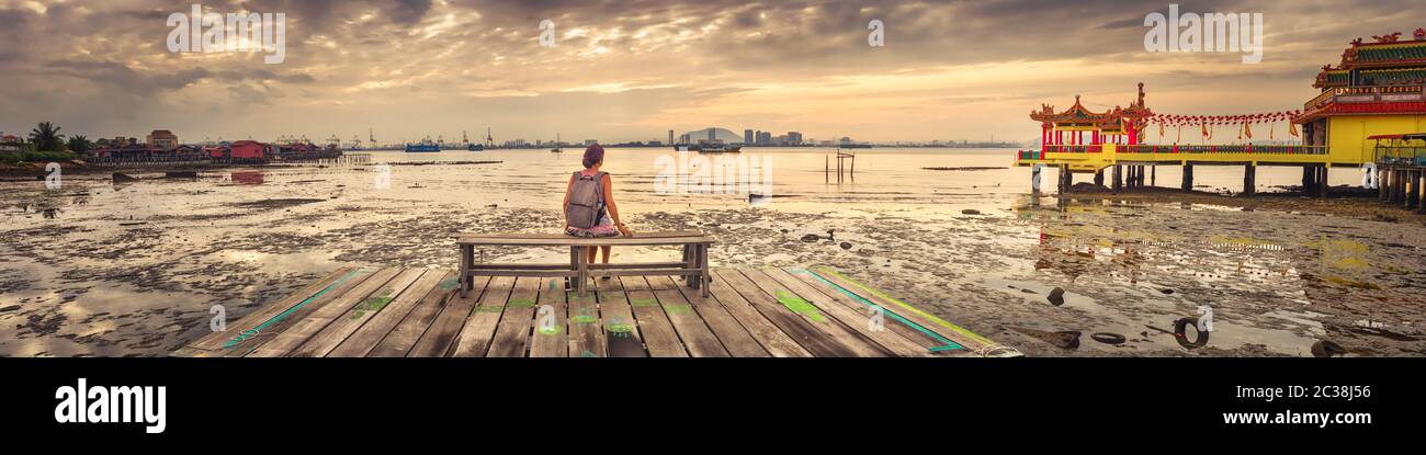 Assis à touristiques Yeoh jetty au lever du soleil, Georgetown, Penang, Malaisie. Panorama Banque D'Images