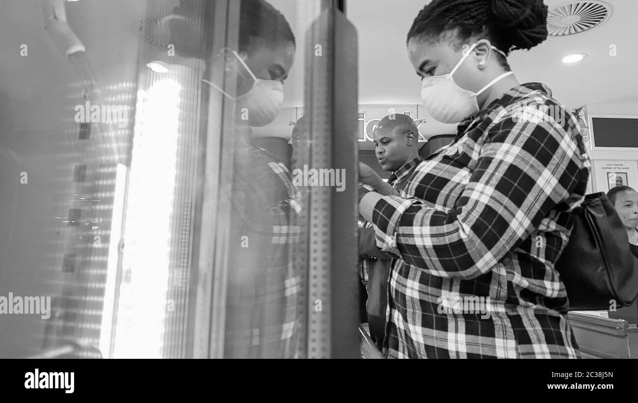 Images illustrant les règlements de confinement mis en œuvre par le président Cyril Ramaphosa pour freiner la propagation de Covid-19 Banque D'Images