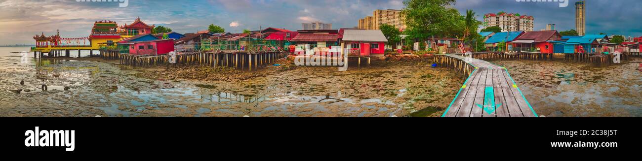 Belle vue sur la jetée et Hean Boo Yeoh Thean Kuan Yin Temple au lever du soleil. Penang, Malaisie. Panorama Banque D'Images