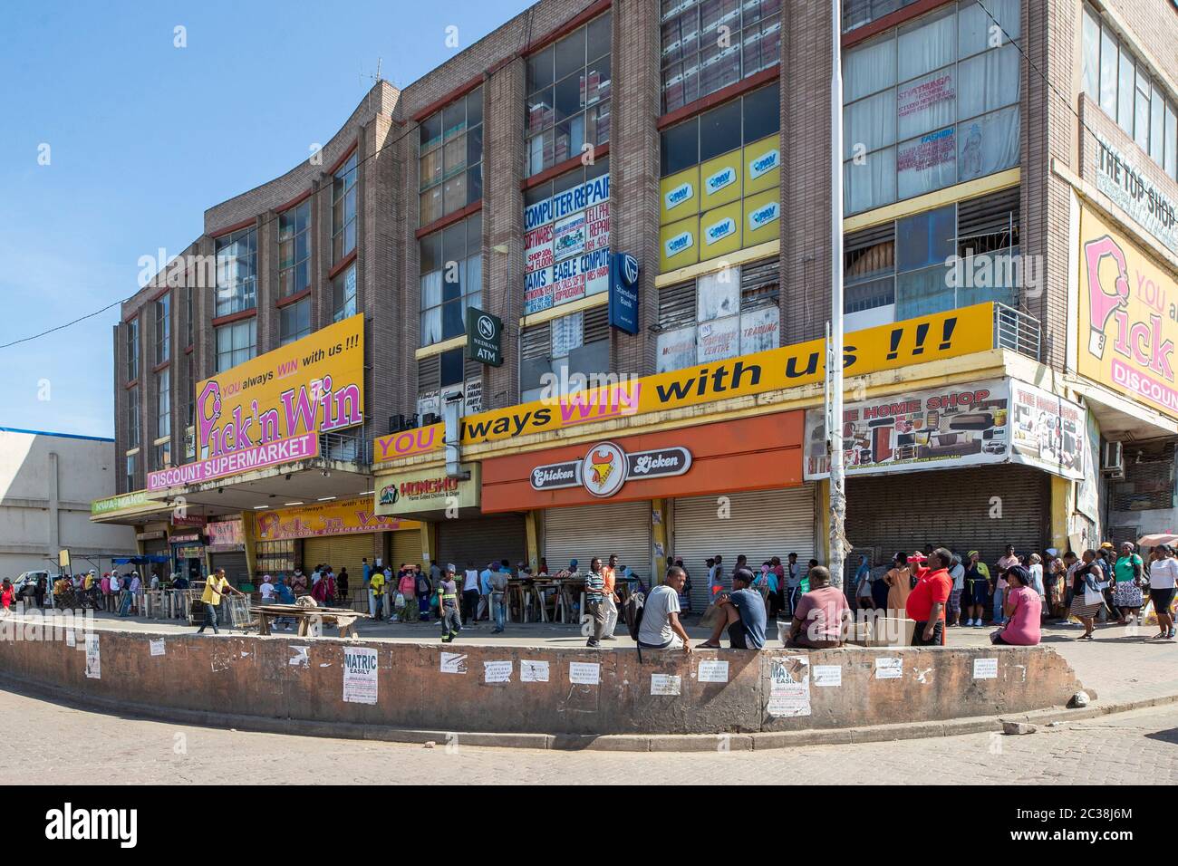 Des gens font la queue à Durban pendant la pandémie du virus Corona Banque D'Images