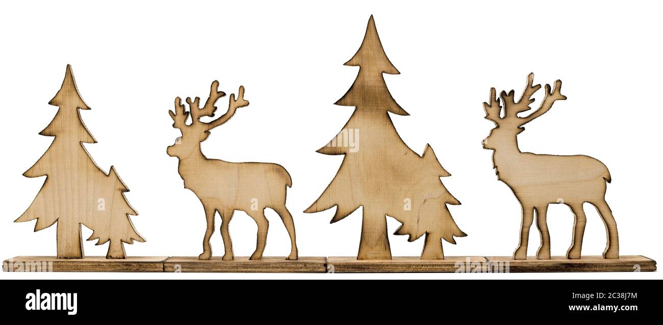 Découper deer figure en bois avec bords en bois foncé et sapins isolated on white Banque D'Images