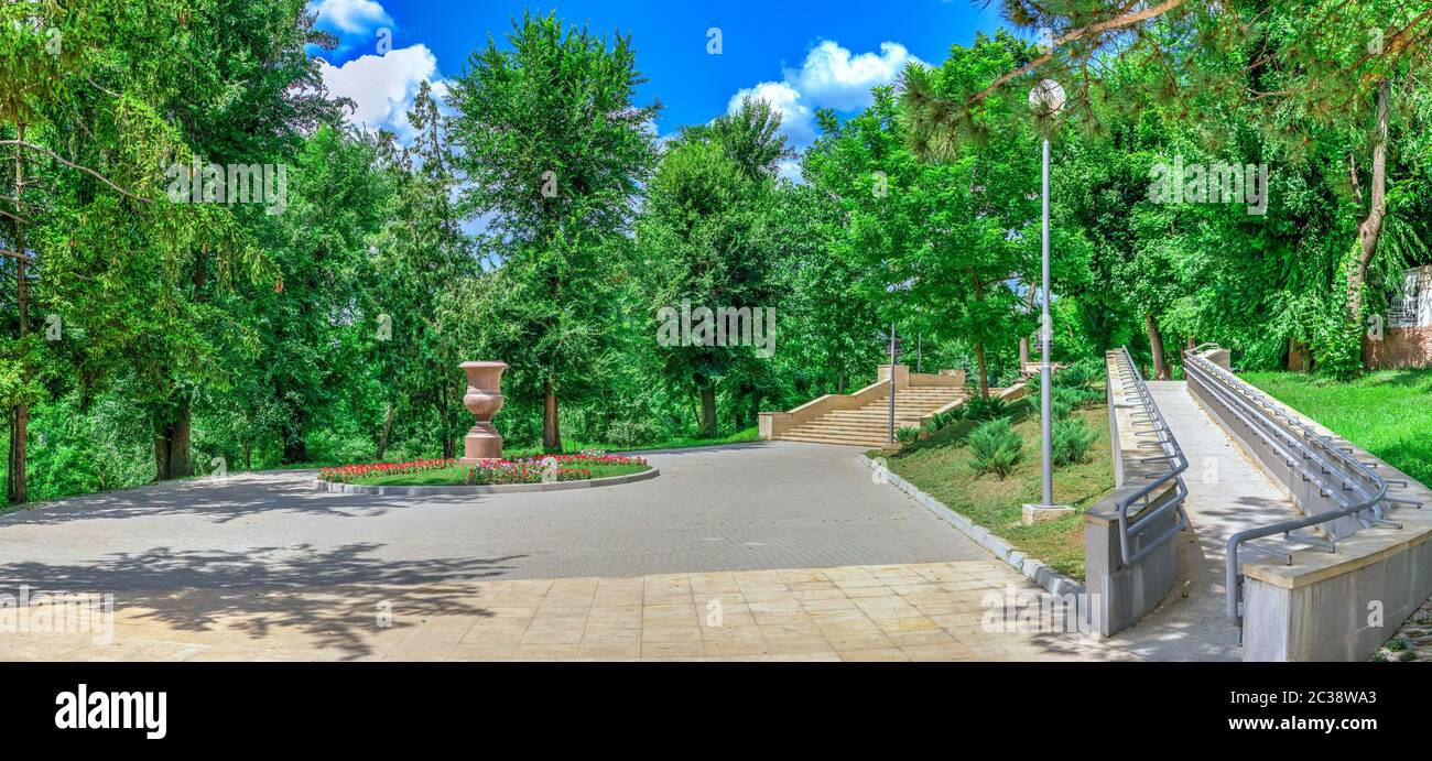 Chisinau, Moldova - 06,28.2019. Escaliers en cascade ou Cascadelor Scara près du lac Valea Morilor à Chisinau, Moldova Banque D'Images