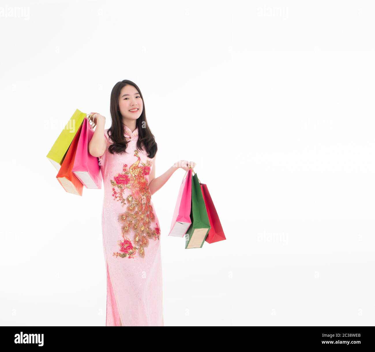 De belles femmes asiatiques se tiennent debout, souriantes et font du shopping lors des fêtes du nouvel an chinois. Ces dons pour le semis et la bénédiction aux anciens A. Banque D'Images