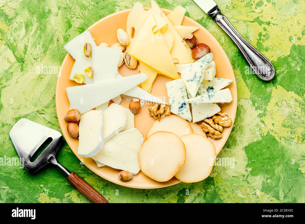 Assortiment de différents types de fromage sur la plaque.morceau de fromage Banque D'Images