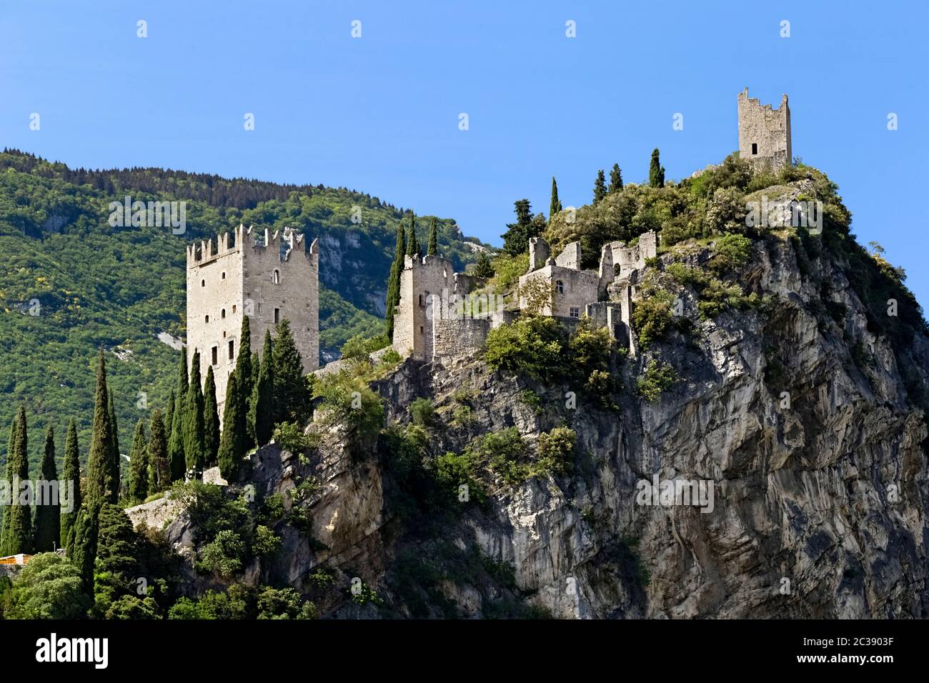 Le château d'Arco est perché sur une colline rocheuse. Province de Trento, Trentin-Haut-Adige, Italie, Europe. Banque D'Images