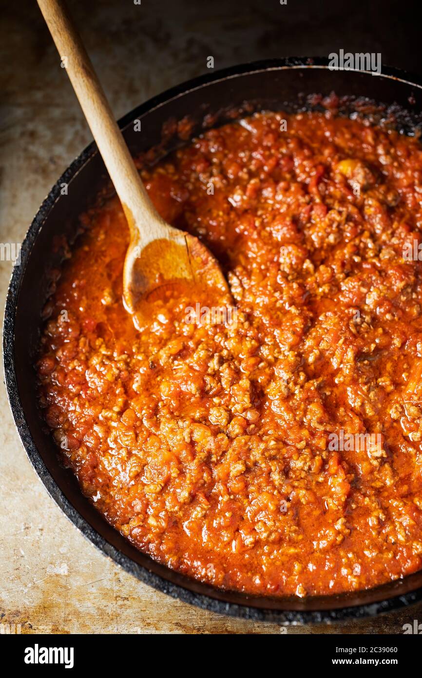 gros plan sur une casserole de sauce à la viande bolognaise italienne rustique Banque D'Images