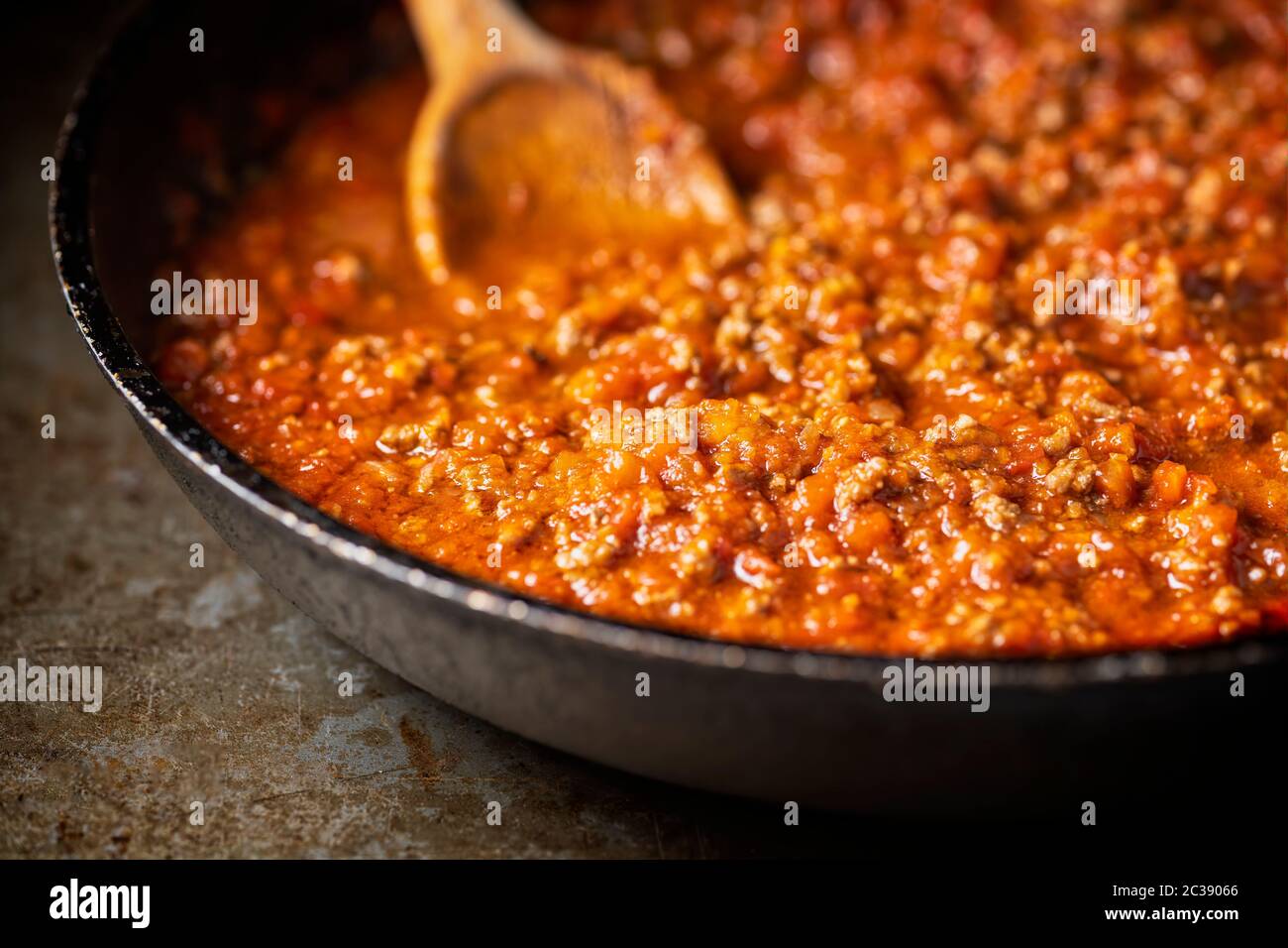 gros plan sur une casserole de sauce à la viande bolognaise italienne rustique Banque D'Images