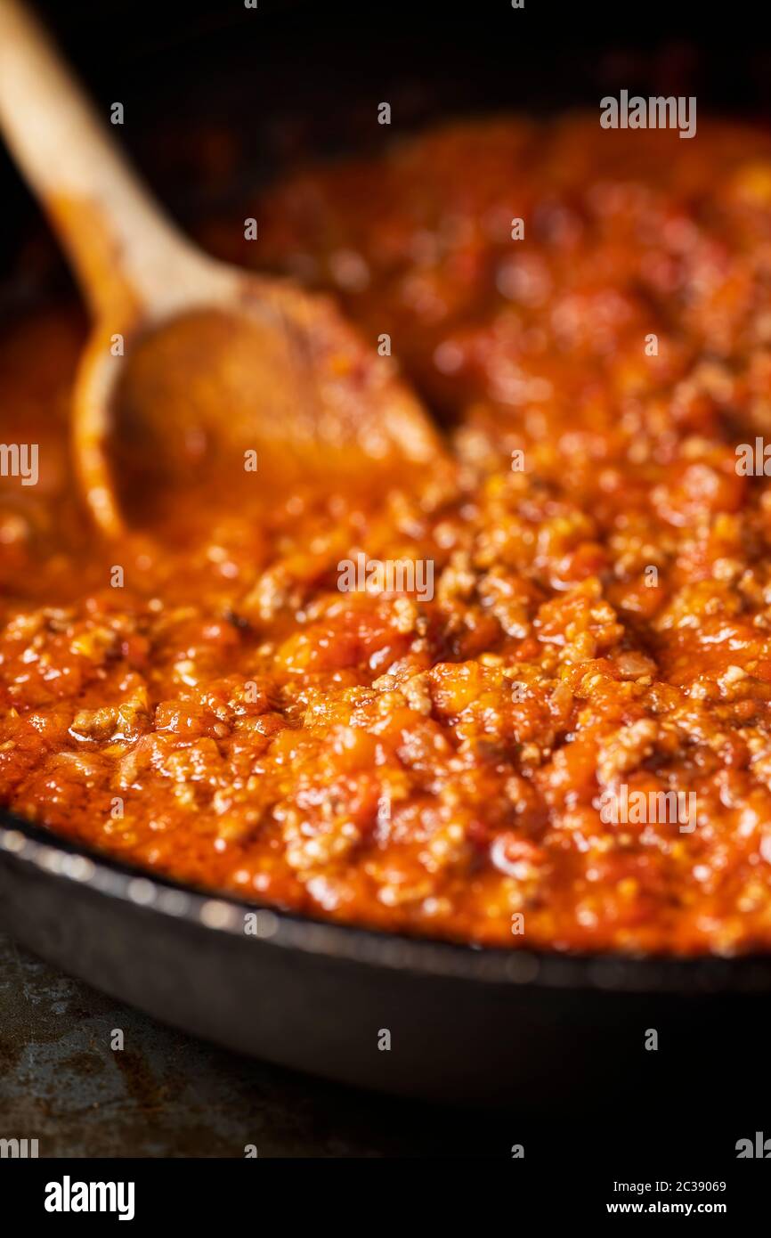 gros plan sur une casserole de sauce à la viande bolognaise italienne rustique Banque D'Images