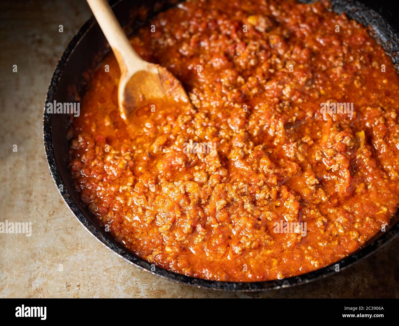 gros plan sur une casserole de sauce à la viande bolognaise italienne rustique Banque D'Images