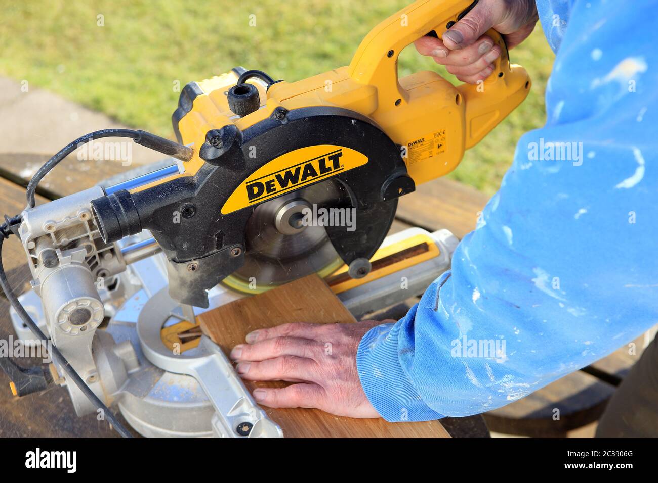 Homme utilisant une scie à hacher pour couper le parquet Photo Stock - Alamy