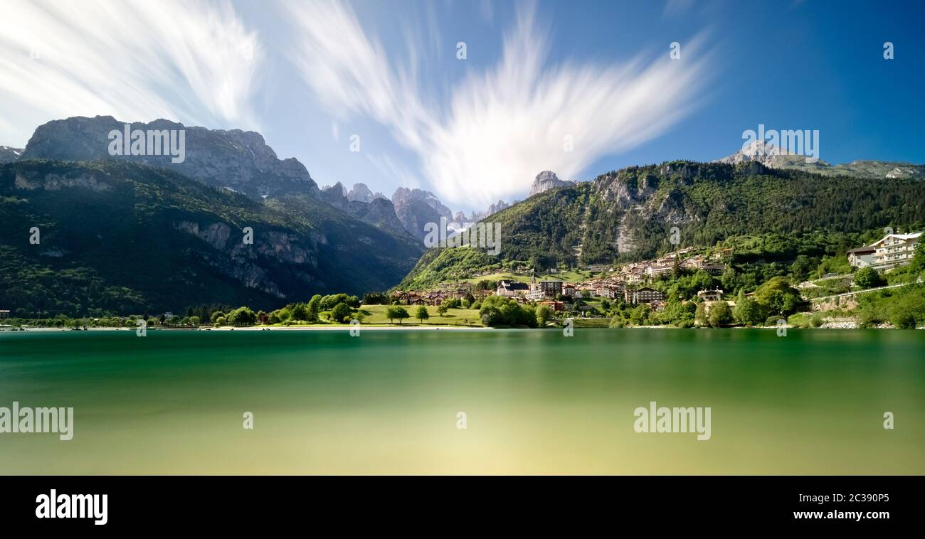 Le village et le lac de Molveno dans les Dolomites de Brenta. Province de Trento, Trentin-Haut-Adige, Italie, Europe. Banque D'Images
