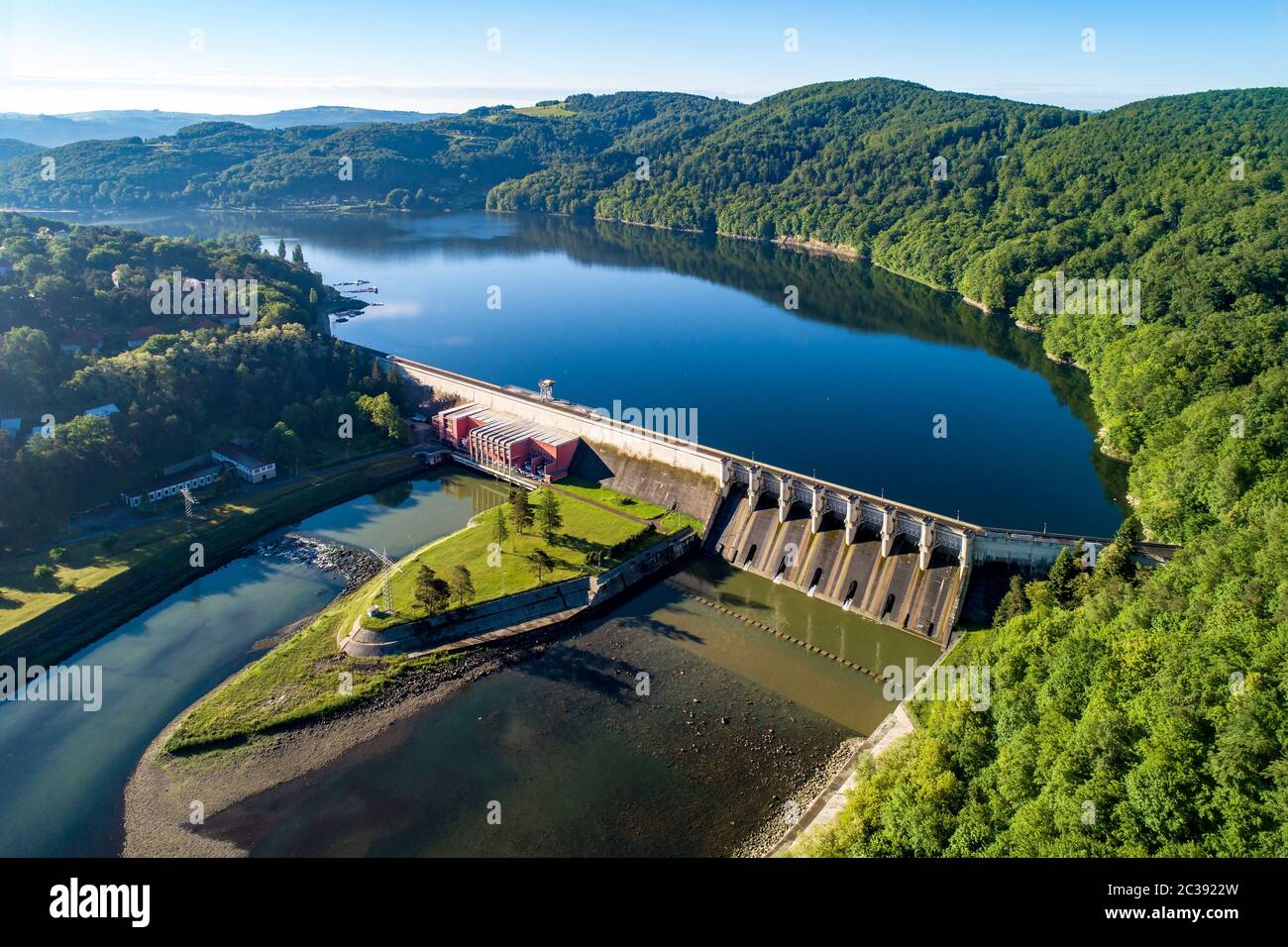 Barrage de Roznow, lac et centrale hydroélectrique sur la rivière Dunajec en Pologne. Vue aérienne. Tôt le matin au printemps Banque D'Images