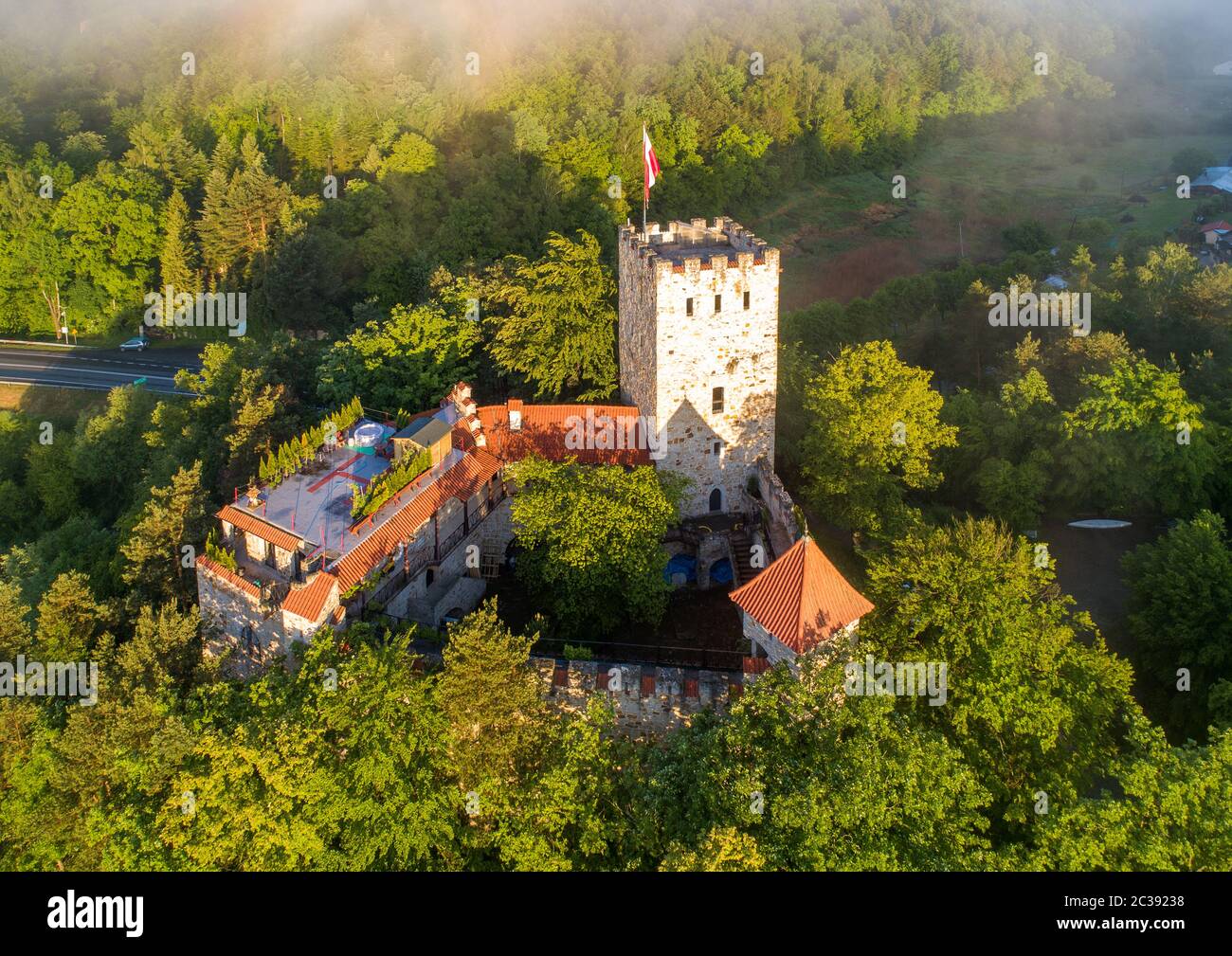 Château médiéval de Tropsztyn à Lesse Pologne, au bord de la rivière Dunajec, avec plate-forme d'atterrissage pour hélicoptères. Vue aérienne au lever du soleil Banque D'Images