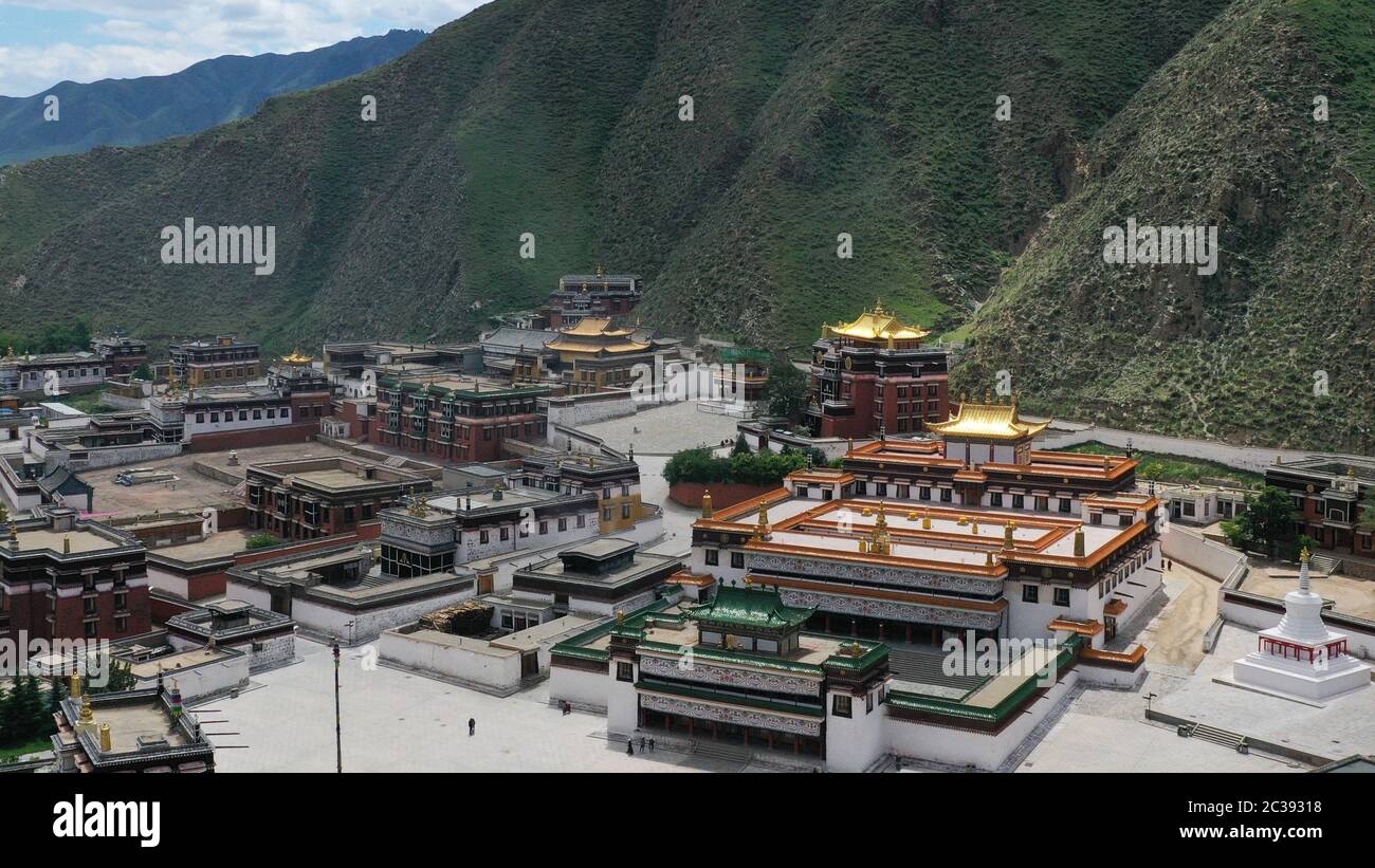 Xiahe. 18 juin 2020. La photo aérienne prise le 18 juin 2020 montre une vue sur le monastère Labrang dans le comté de Xiahe, dans la province de Gansu, dans le nord-ouest de la Chine. Après près de huit ans, la rénovation du monastère Labrang dans la province de Gansu, dans le nord-ouest de la Chine, est presque terminée, avec le corps principal et les fresques de 14 salles de Bouddha restaurées, ont déclaré les autorités locales jeudi. Situé dans le comté de Xiahe, dans la préfecture autonome tibétaine de Gannan, le monastère de Labrang a été construit en 1709 et a été un site national majeur de protection culturelle depuis 1982. Crédit: Chen Bin/Xinhua/Alay Live News Banque D'Images