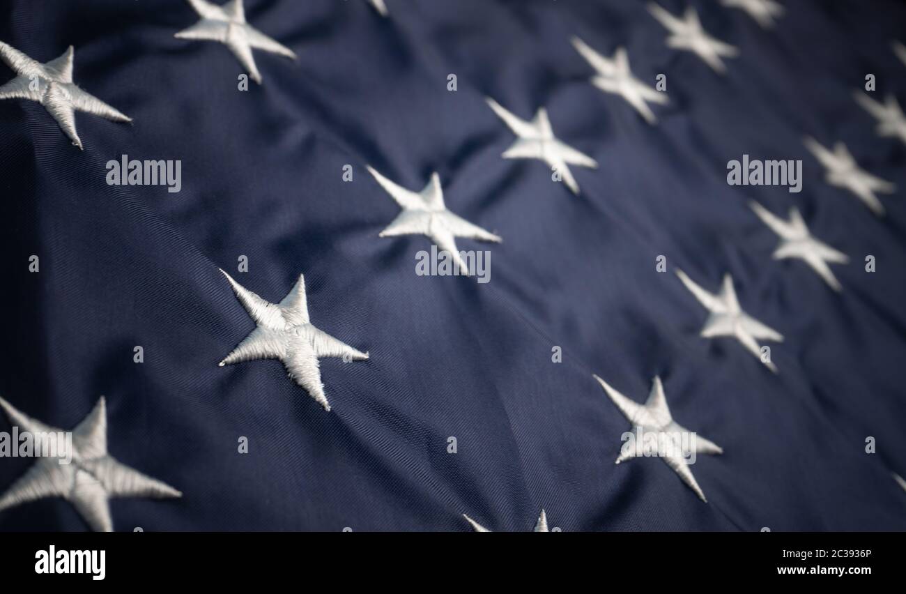 Étoiles américaines blanches sur le drapeau des états-unis. Mise au point sélective au premier plan. Motif abstrait ou arrière-plan avec drapeau américain. Prise de vue macro ou gros plan. Patriotique Banque D'Images