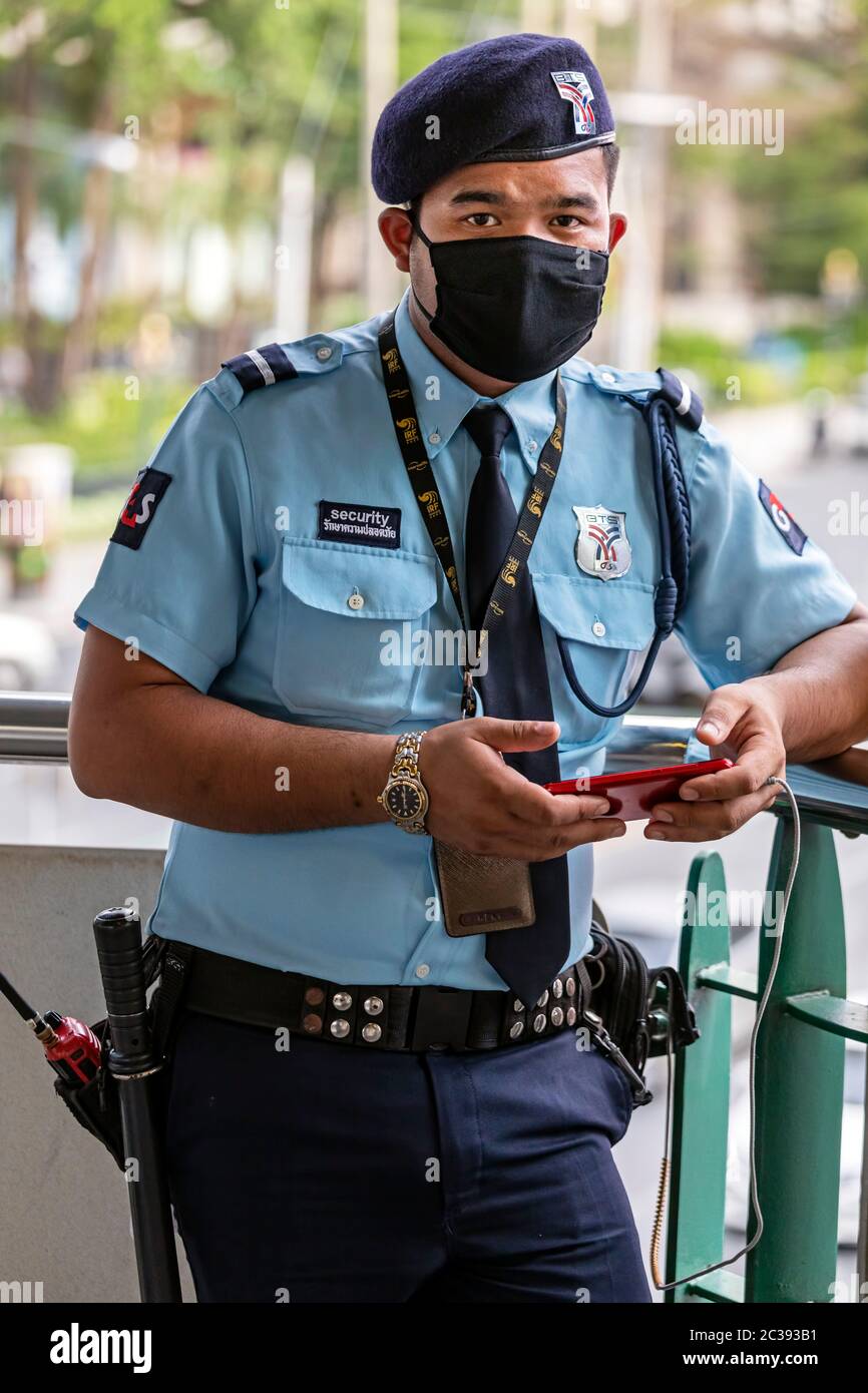 Garde-fou avec masque facial pendant la pandémie Covid 19, Bangkok, Thaïlande Banque D'Images