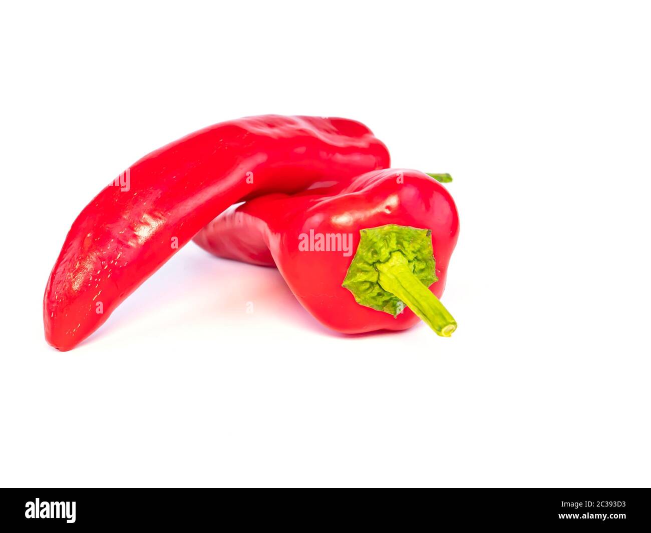 Poivre rouge sur fond blanc avec place pour le texte. Les légumes. Photo de l'alimentation. Les produits agricoles. Image en arrière-plan. Place gratuite. Banque D'Images