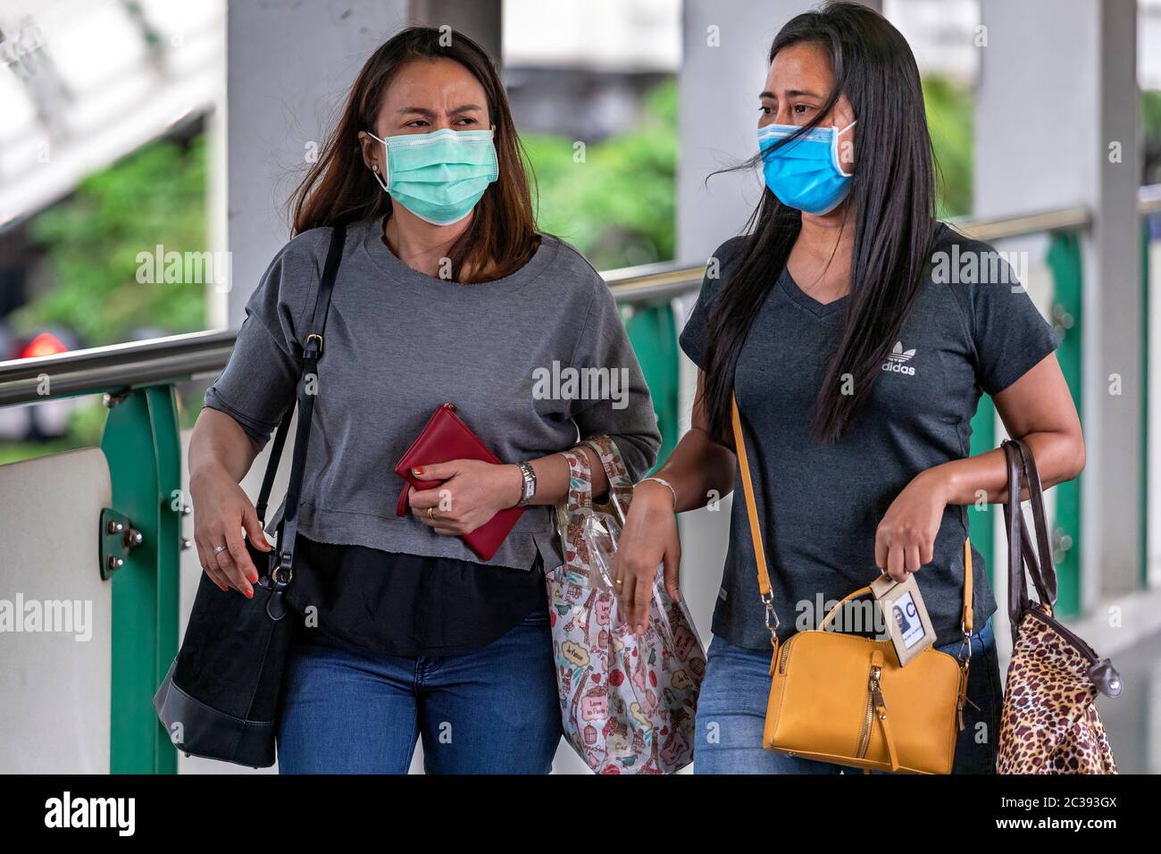 Travailleurs de bureau avec masque facial pendant la pandémie Covid 19, Bangkok, Thaïlande Banque D'Images