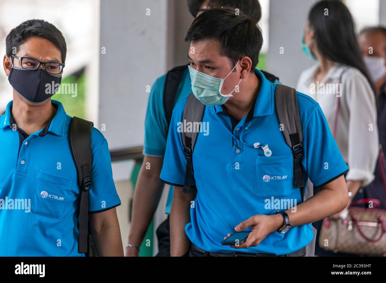 Piétons avec masque facial marchant dans la rue pendant la pandémie Covid 19, Bangkok, Thaïlande Banque D'Images