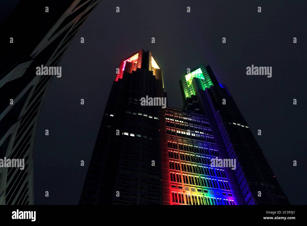 Le bâtiment du gouvernement métropolitain de Tokyo est éclairé dans des couleurs arc-en-ciel ; 14 juin 2020. Il est passé du rouge signifiant Tokyo Alert. Banque D'Images