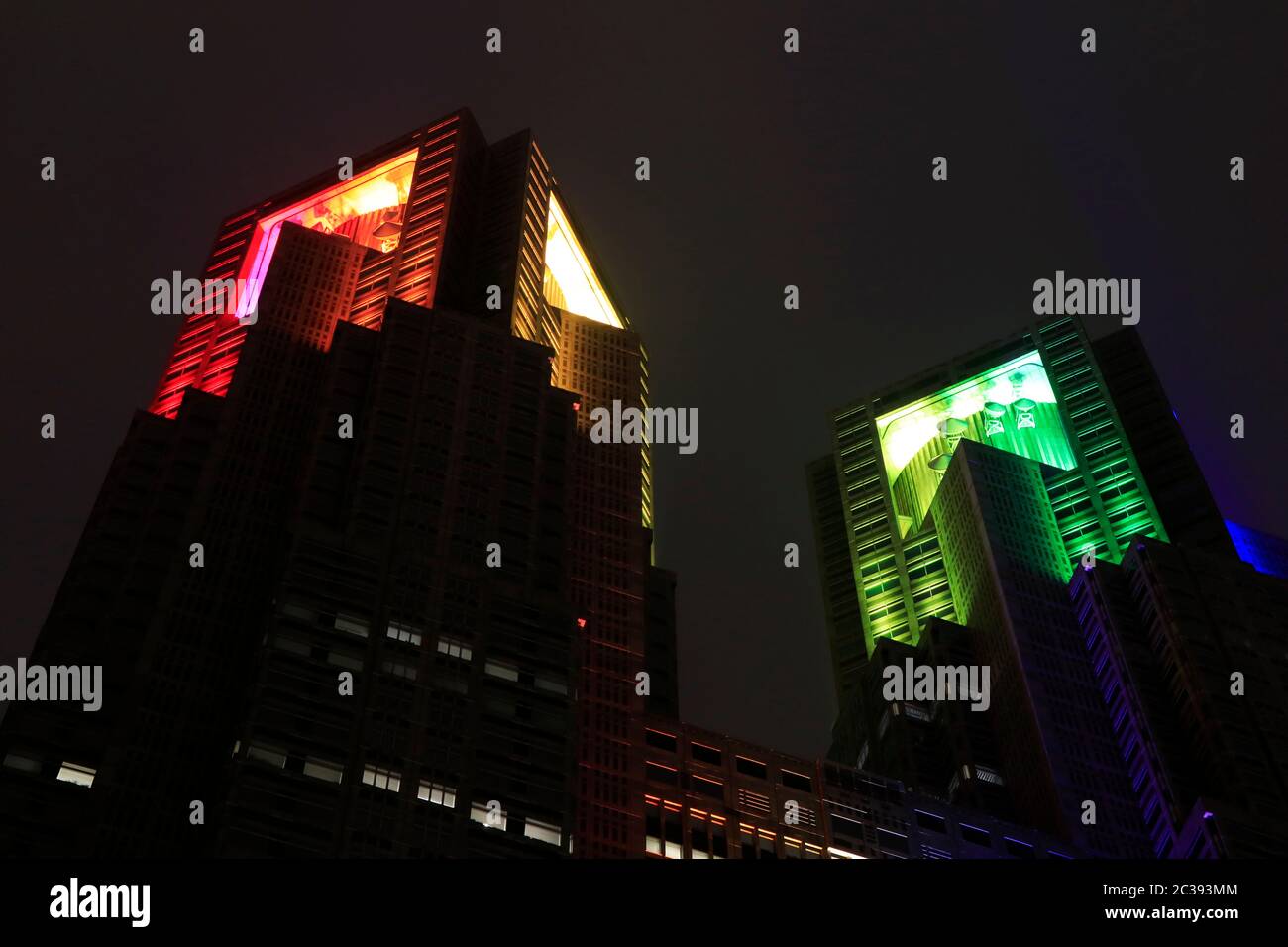 Le bâtiment du gouvernement métropolitain de Tokyo est éclairé dans des couleurs arc-en-ciel ; 14 juin 2020. Il est passé du rouge signifiant Tokyo Alert. Banque D'Images