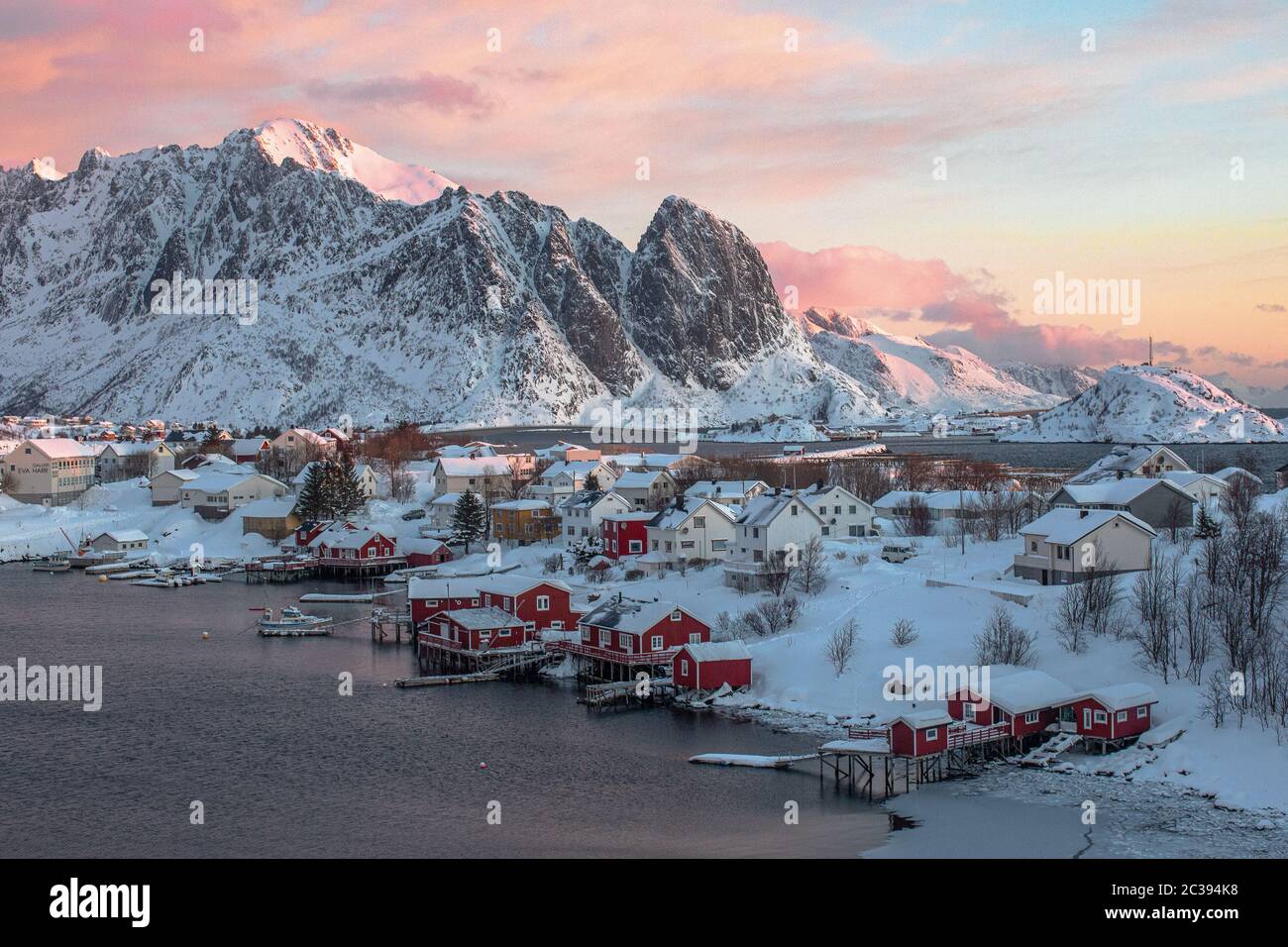 Le petit village arctique de Reine dans les îles Lofoten. Banque D'Images