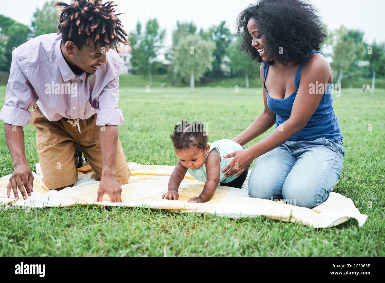 Une Famille Noire Heureuse Qui S Amuse A Pique Niquer En Plein Air Les Parents Et Leur Fille Qui Aiment Passer Du Temps Ensemble En Un Week End Love Tender Moments Et Happ Une Famille Noire Heureuse Qui S Amuse A Pique Niquer En Plein Air Les Parents Et Leur Fille Qui Aiment Passer Du Temps Ensemble En Un Week End Love Tender Moments Et Happ