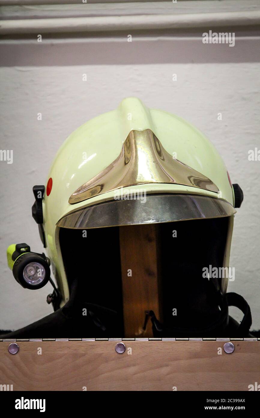Le casque de pompiers est prêt pour un déploiement rapide Banque D'Images