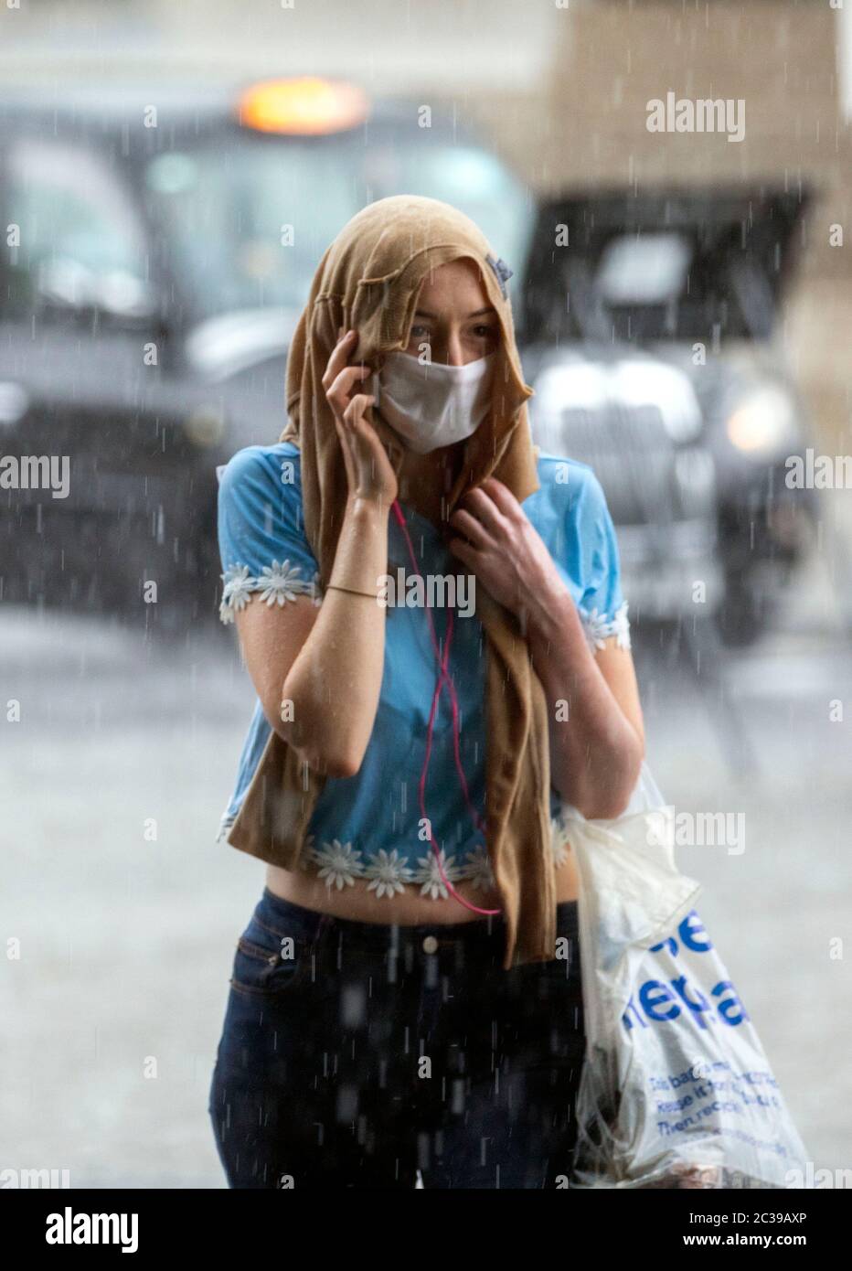 pic montre: La tempête éclair dans Traflagar Square a conduit à inonder beaucoup de pris dans la pluie tandis que d'autres ont abrité image par Gavin Rodgers/ Pixel8000 Banque D'Images