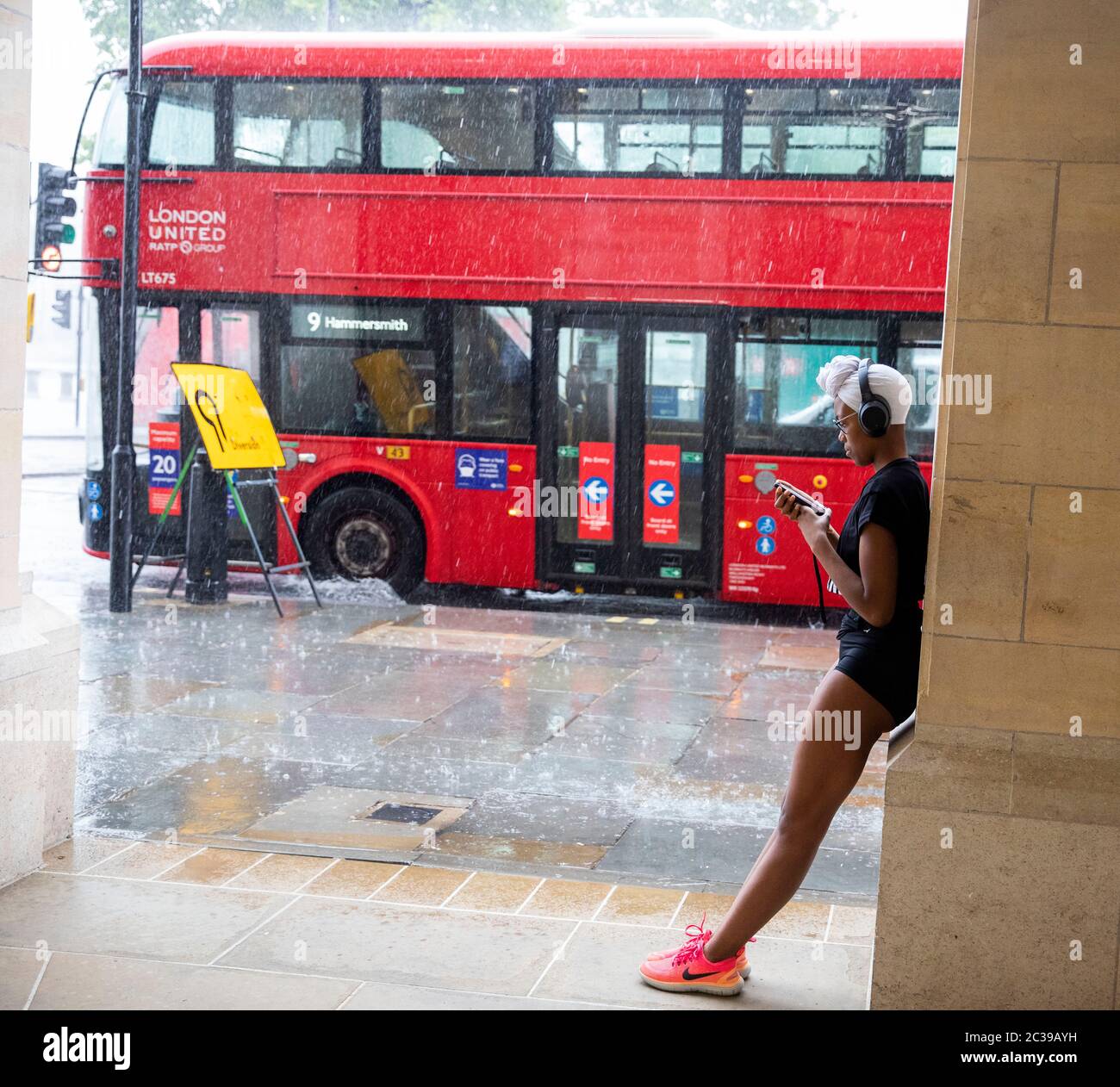 pic montre: La tempête éclair dans Traflagar Square a conduit à inonder beaucoup de pris dans la pluie tandis que d'autres ont abrité image par Gavin Rodgers/ Pixel8000 Banque D'Images