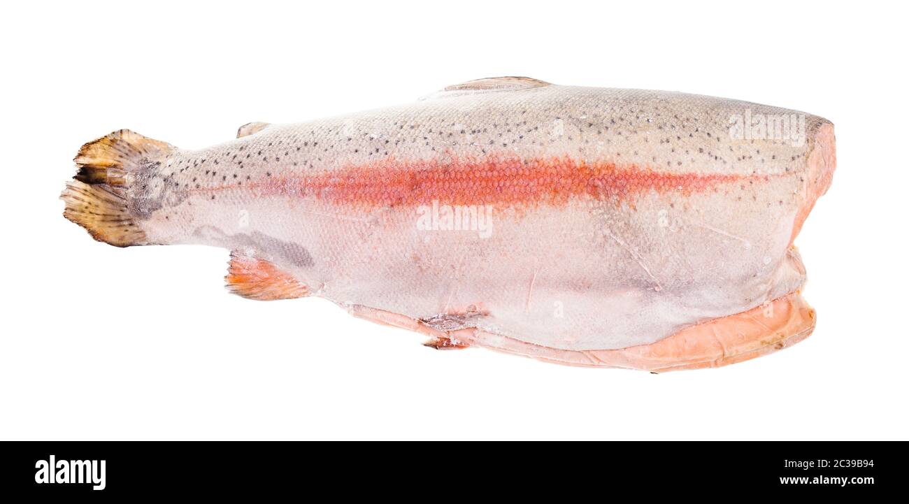poissons rouges de truite arc-en-ciel dégoutés et sans tête, surcongelés, isolés sur fond blanc Banque D'Images