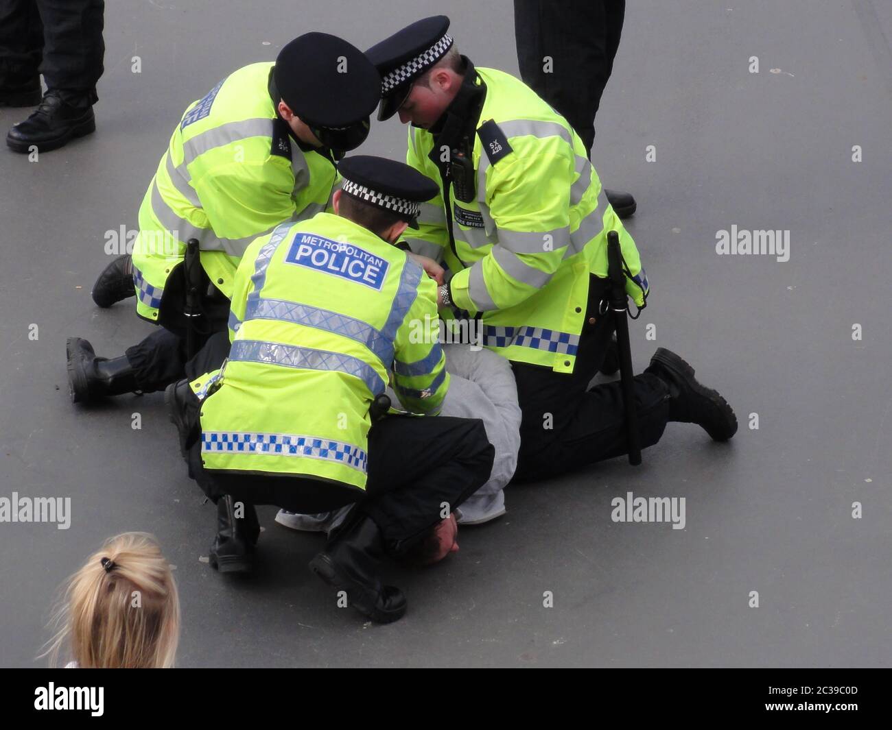 Londres, Royaume-Uni 11 avril 2010 les flics britanniques ont arrêté un homme avant un match de football montrant comment ils se tenaient au cou avec un bras et une main, par opposition à un genou utilisé par les flics aux États-Unis Banque D'Images