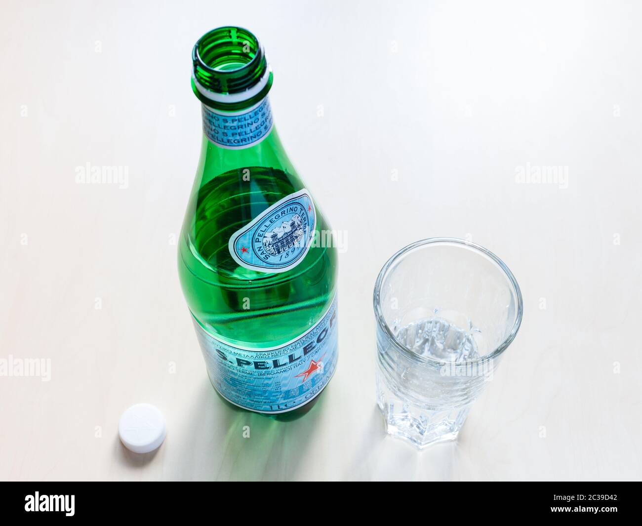 MOSCOU, RUSSIE - 16 JUIN 2020 : vue ci-dessus d'une bouteille ouverte de S Pellegrino et d'un verre avec de l'eau sur la table. S.Pellegrino est une wa minérale naturelle italienne Banque D'Images