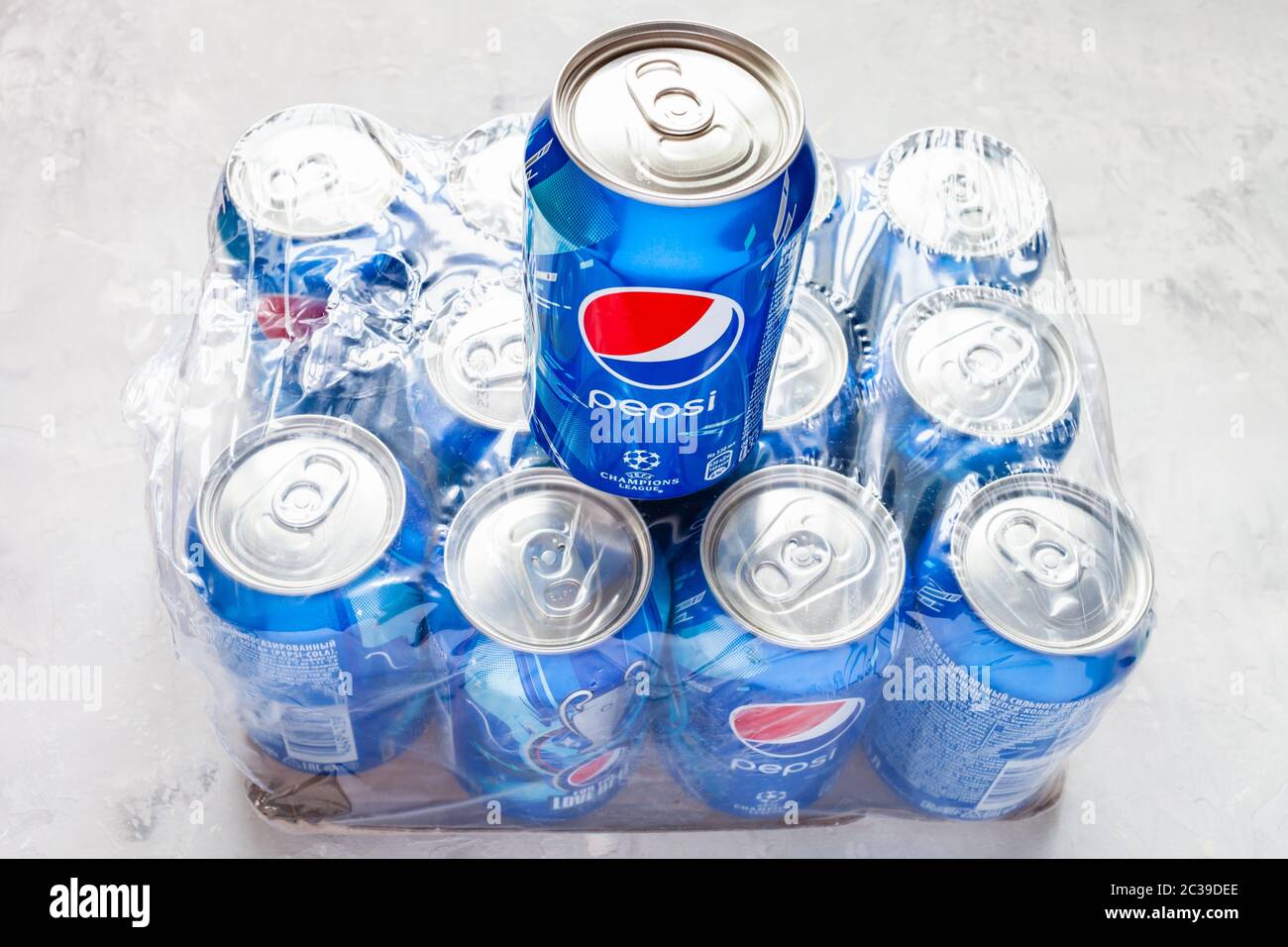 MOSCOU, RUSSIE - 17 JUIN 2020 : vue ci-dessus de la canette de Pepsi avec le logo de la Ligue des champions de l'UEFA sur un paquet de douzaines de canettes sur un sol en béton. Pepsi est carb Banque D'Images