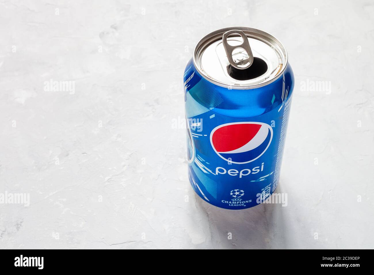 MOSCOU, RUSSIE - 17 JUIN 2020 : vue ci-dessus de la boîte ouverte de Pepsi avec logo de la Ligue des champions de l'UEFA sur un sol en béton. Pepsi est une boisson gazeuse m Banque D'Images