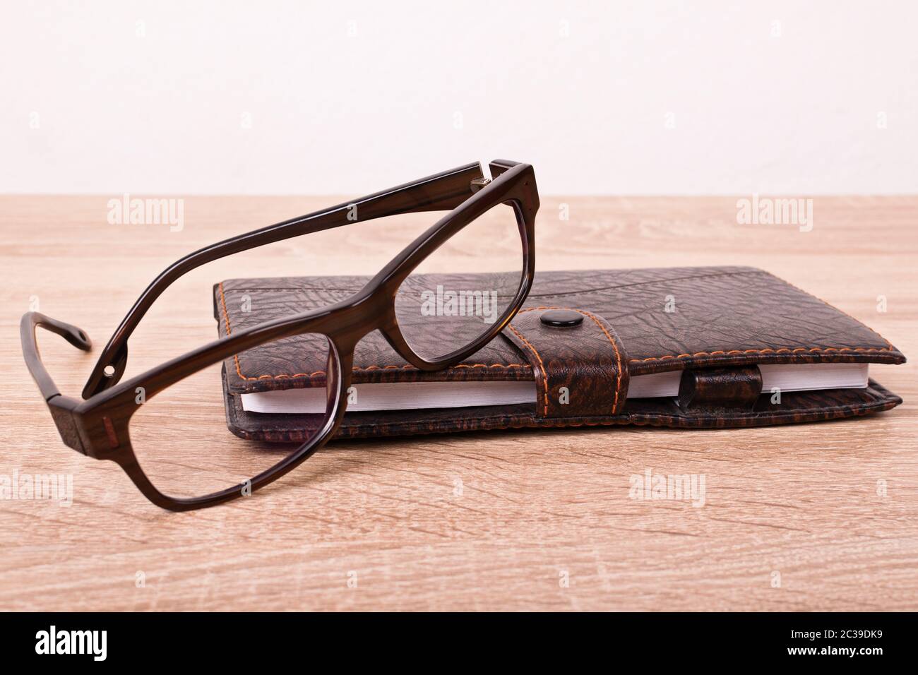 Close up d'un ordinateur portable et planificateur de verres placés sur une table en bois. Banque D'Images