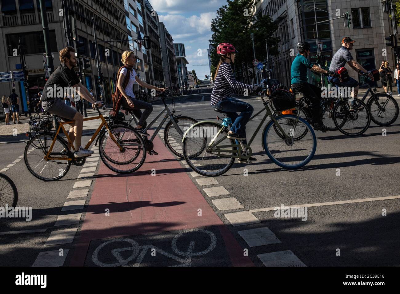 Cyclistes dans le centre de Berlin, Allemagne, Europe Banque D'Images