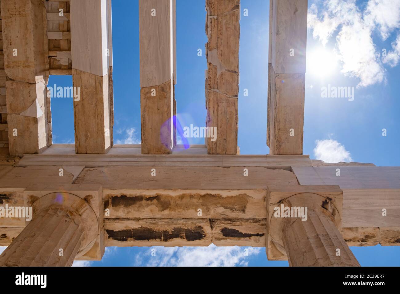 Athènes Acropole, site touristique de la Grèce. Ancienne grecque Propylaea entrée plafond et piliers vue à angle bas, ciel bleu, printemps ensoleillé jour. Banque D'Images