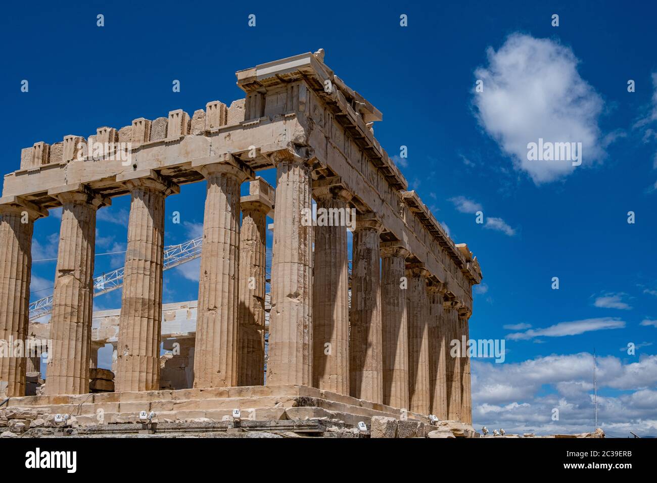 Acropole d'Athènes, Grèce. Parthénon temple dédié à la déesse Athena, façade des ruines antiques du temple, ciel bleu en arrière-plan au printemps jour ensoleillé. Banque D'Images