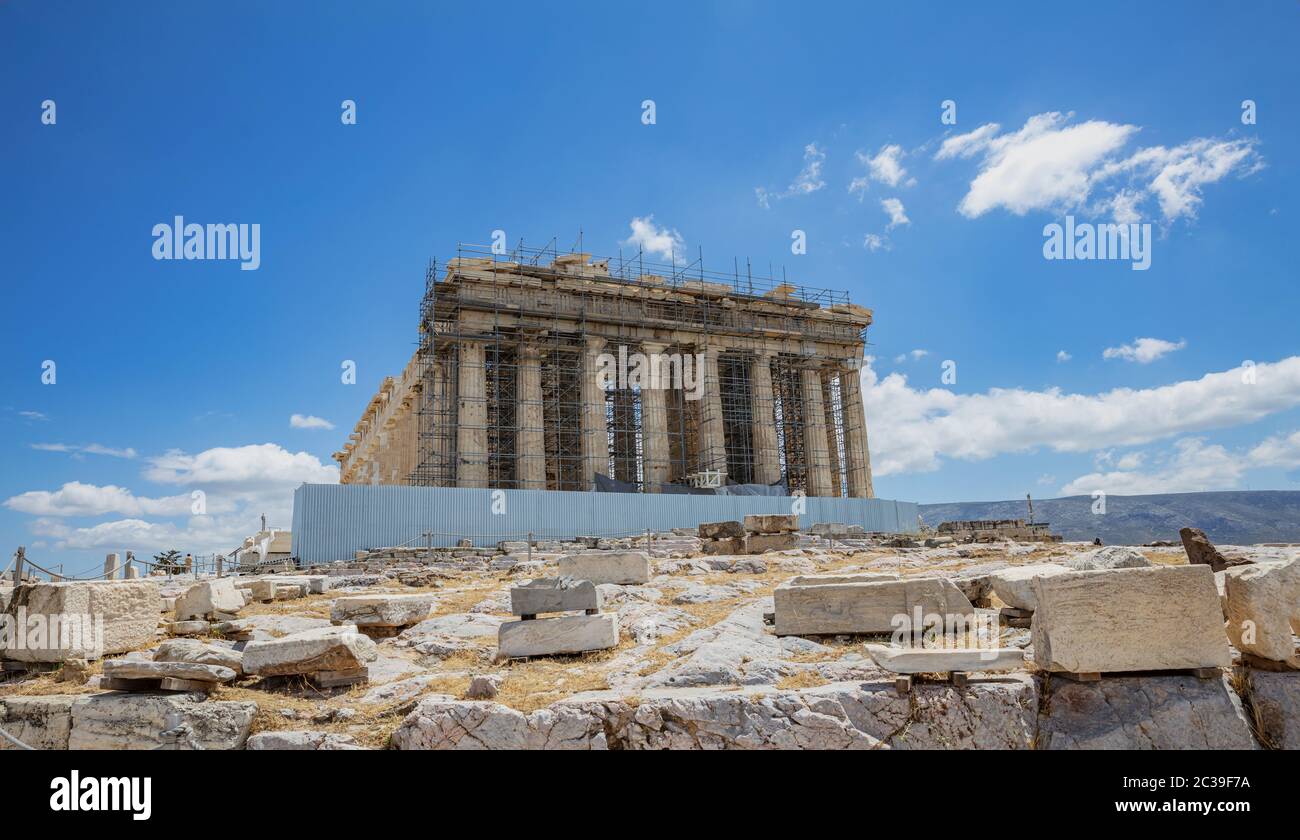 Acropole d'Athènes, Grèce. Vue avant du temple Parthénon, façade d'échafaudage pour travaux de restauration, ciel bleu, vue à angle bas Banque D'Images