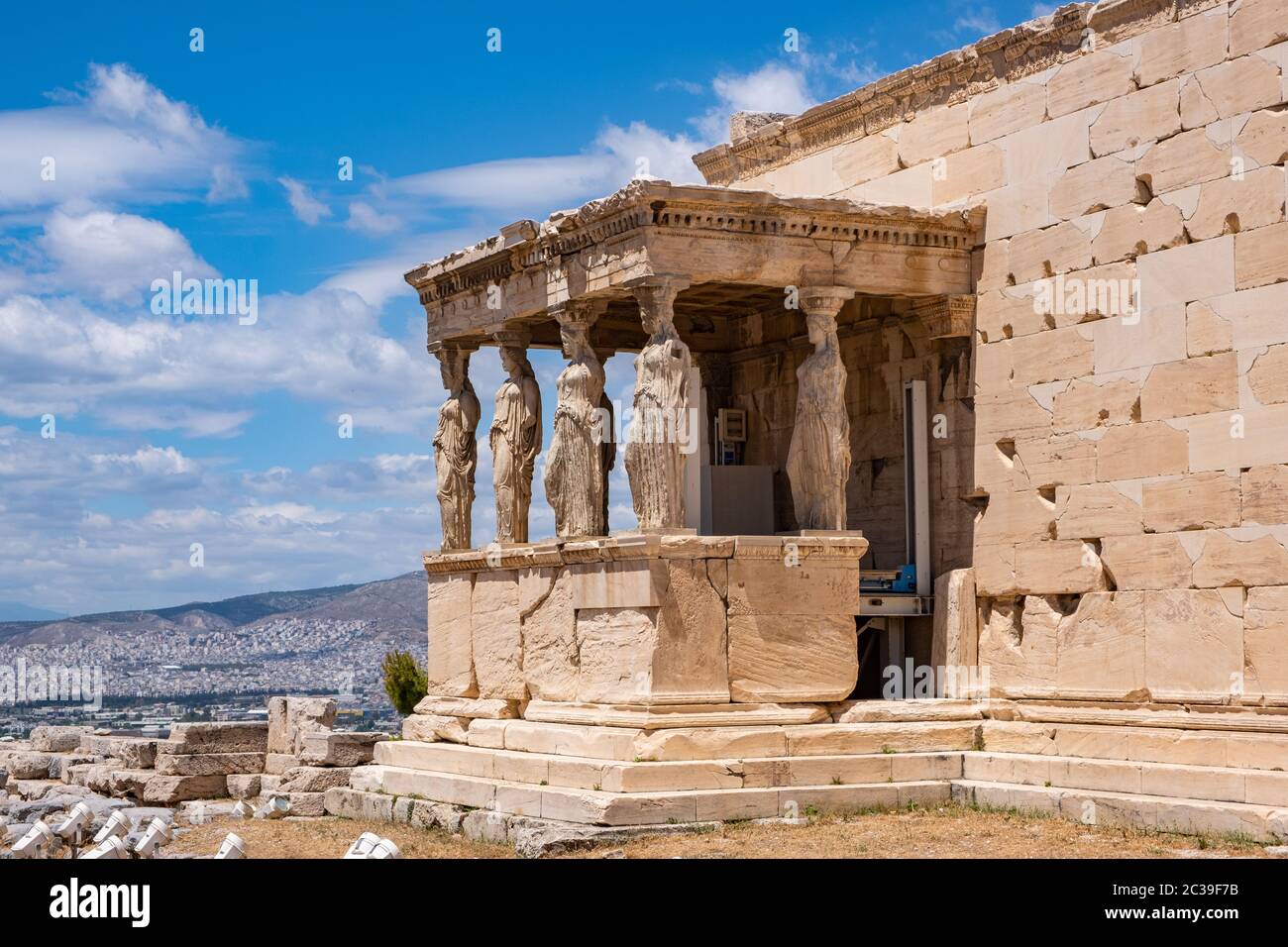 Athènes Acropole, site touristique de la Grèce. Erechtheion, Erechtheum, Temple d'Athéna avec porche de Caryatide, ruines grecques anciennes, ciel bleu au printemps ensoleillé jour. Banque D'Images