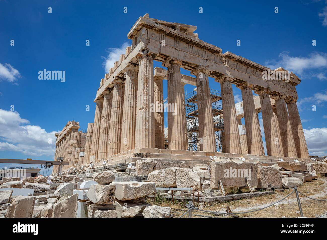 Acropole d'Athènes, Grèce. Façade du temple Parthénon vue latérale, ruines antiques du temple, fond bleu ciel au printemps ensoleillé. Banque D'Images