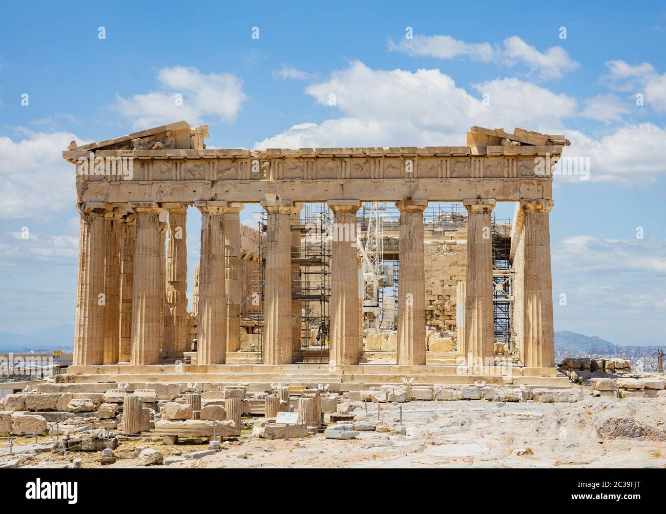 Athènes Acropole, le meilleur site de la Grèce. Parthénon temple dédié à la déesse Athena, façade des ruines antiques du temple, ciel bleu en fond de soleil de printemps Banque D'Images