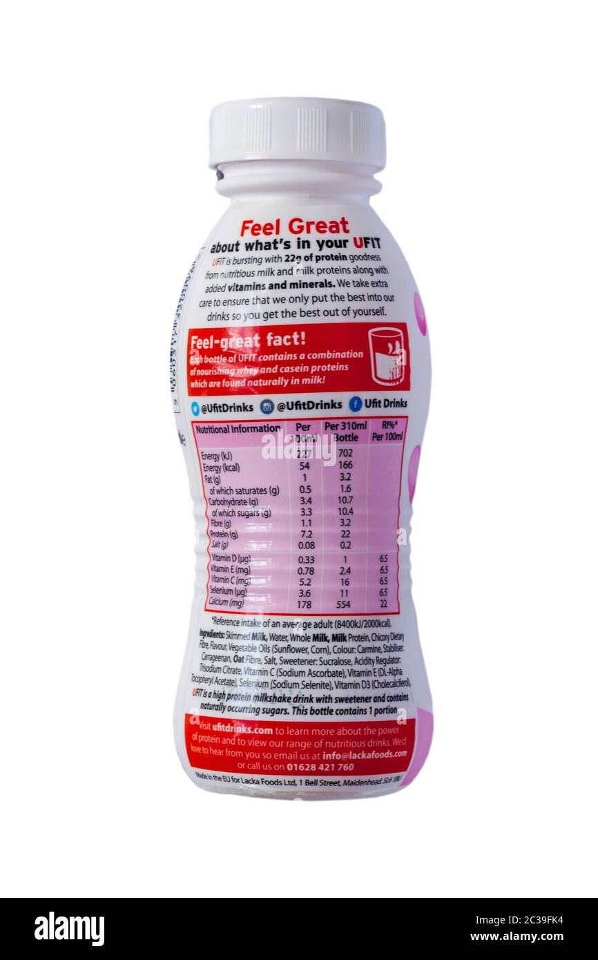 Informations nutritionnelles étiquetage sur la bouteille de boisson et ingrédients contenant des protéines délicieusement emballées de fruits à fraisier à saveur de milkshake riche en protéines Banque D'Images
