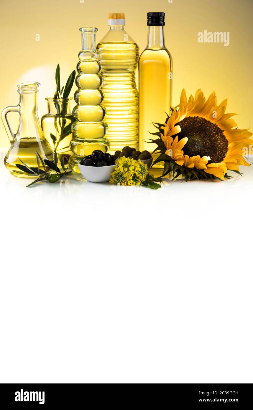 L'huile de tournesol, en bonne santé, d'olive l'huile de colza. Huile de cuisson en bouteille Banque D'Images