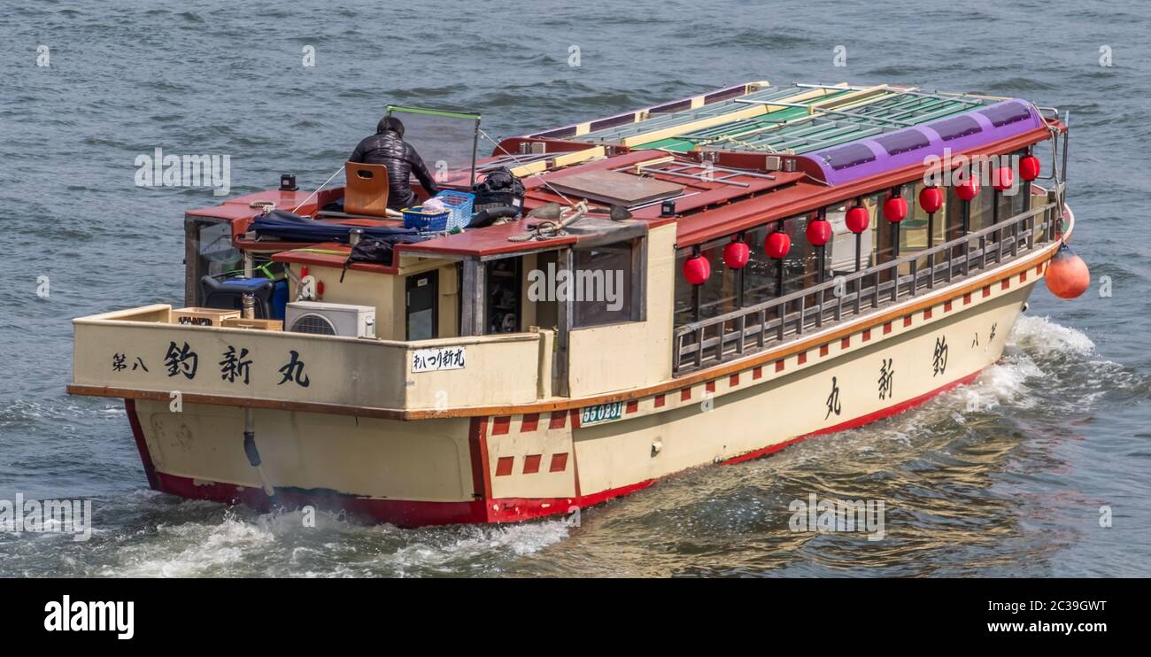 Dîner-croisière ou croisière en yakatabune sur le fleuve Sumida, Tokyo, Japon Banque D'Images