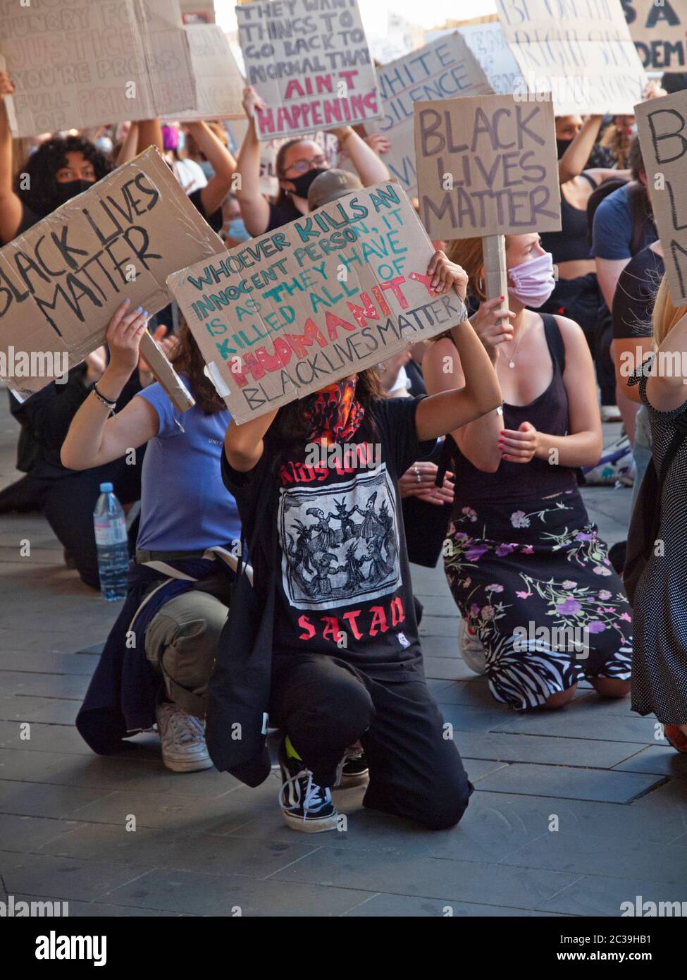 Lors d'un rassemblement BLM à Brighton, les manifestants prennent le genou Banque D'Images