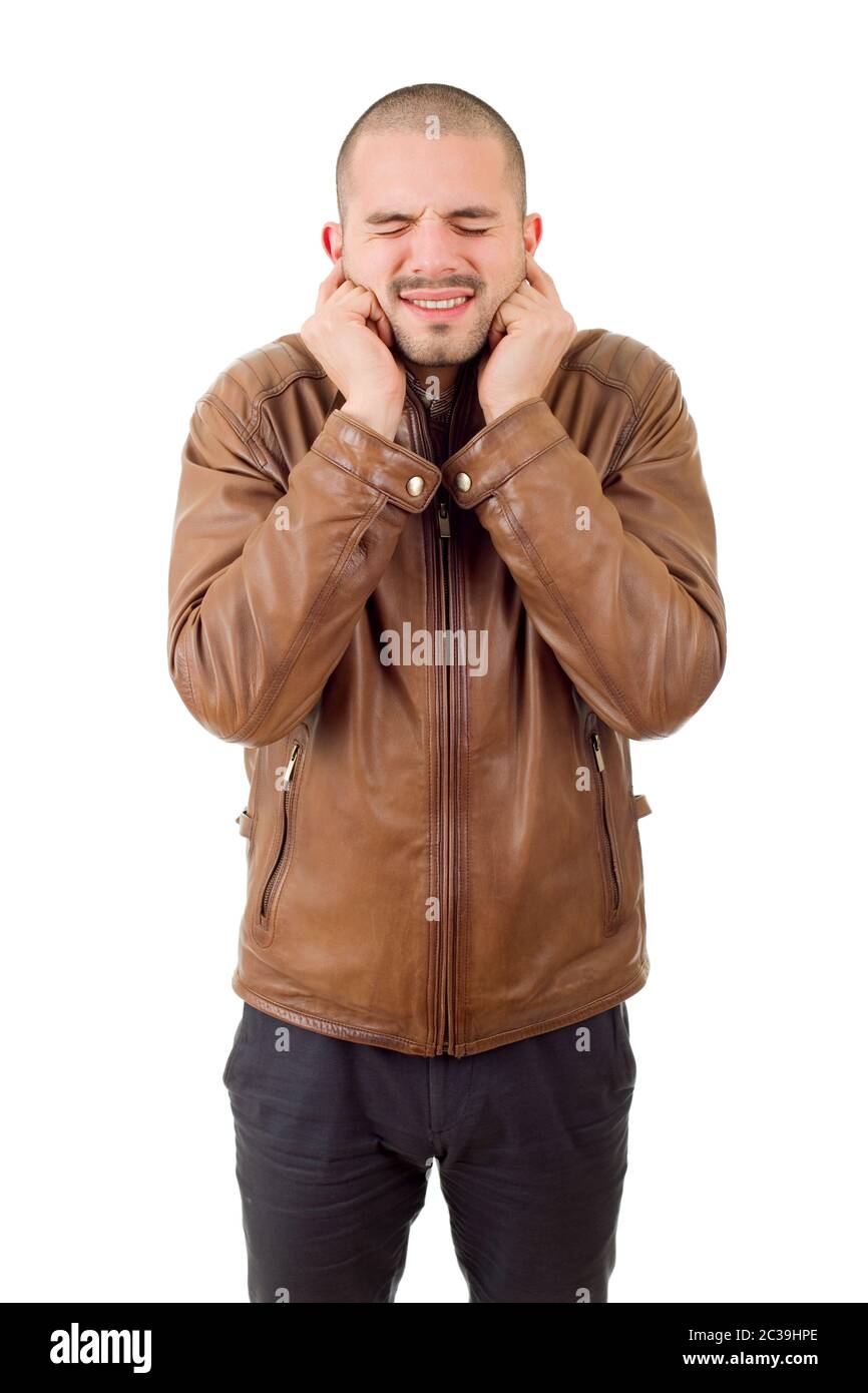 Portrait de beau jeune homme couvrant ses oreilles, isolé sur fond blanc Banque D'Images