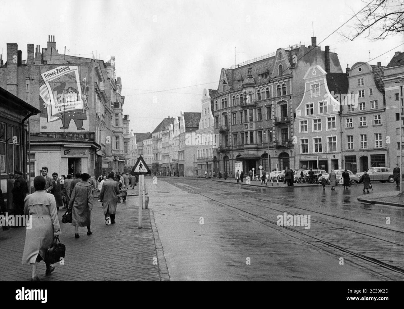 Une rue à Rostock. Sur un mur de maison est accroché une affiche pour l'Ostsee-Zeitung. Photographie non datée, env. 1962 Banque D'Images